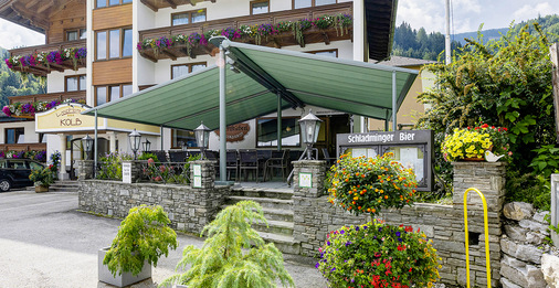 Das „Landhotel Kolb“, in der Urlaubsregion „Schladming Dachstein“, hat seine Gastro-­Terrasse im vergangenen Sommer mit einer Markisenanlage von markilux ausstatten lassen. - © Foto: markilux

