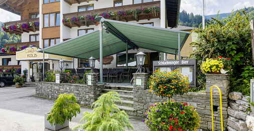  Das „Landhotel Kolb“, in der Urlaubsregion „Schladming Dachstein“, hat seine Gastro-­Terrasse im vergangenen Sommer mit einer Markisenanlage von markilux ausstatten lassen.