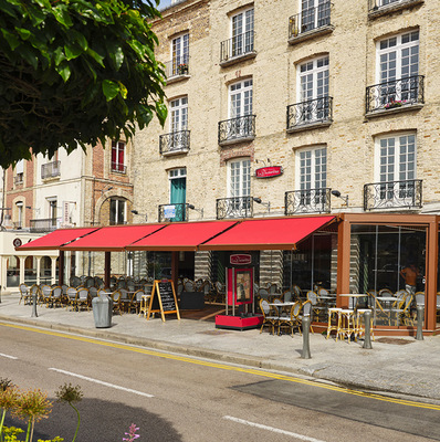  Die bioklimatische Pergolamarkise Kedry Skylife wurde mit den Gelenkarmmarkisen Qubica Light ergänzt.