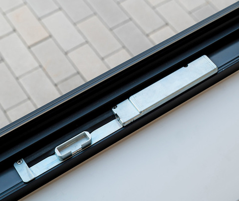  Der Fensterantrieb DK-100 ist nur sichtbar, wenn das Fenster komplett geöffnet wird.