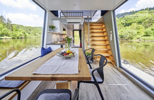  Die großen Glasflächen sorgen für ein angenehmes Ambiente mit viel Tageslicht. Das Fenstersystem heroal W 72 ermöglicht uneingeschränkte Sicht auf Wasser und Natur.