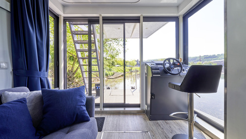  Die Profile des Schiebetürsystems heroal S 42 fügen sich optimal in das Hausboot ein und ermöglichen dem Kapitän einen freien Blick, um das Boot sicher zu steuern.