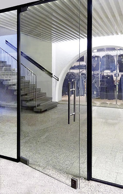  Bei Office Swing wird die Anschlagtür zur Pendeltür. Die hydraulischen Eckbänder CRL380 sorgen für ein sanftes Schließen der Tür nach beiden Seiten.