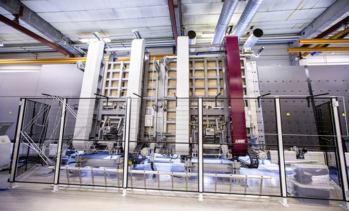  Auf der Lisec-Anlage lassen sich auch große Glasformate verarbeiten.