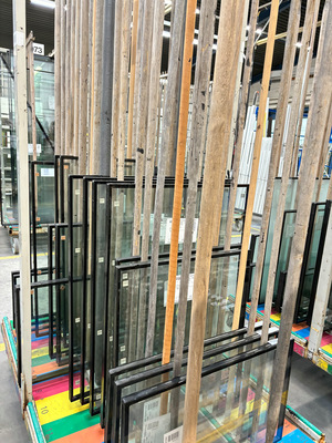  Bei der Betriebsbesichtigung: Die Rollwagen mit dem Isoglas aus der eigenen Fertigung sind mit Holzstäben bestückt, die dafür sorgen, dass das Glas nicht beschädigt wird.