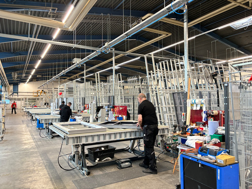  Bearbeitungsplätze direkt an den Pufferstationen.