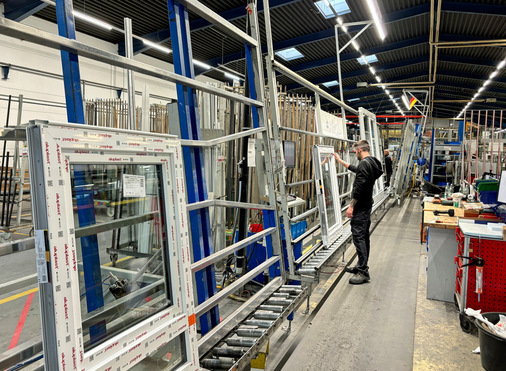  "Hochzeit" und Endkontrolle bei der Fensterfertigung bei Albohn.