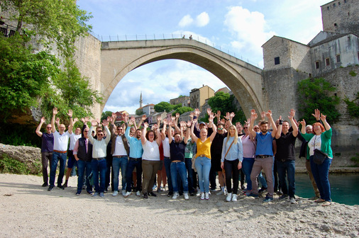  50 Mitarbeiterinnen und Mitarbeiter von den Kneer-Standorten Westerheim, Schnelldorf und Massen in Brandenburg waren mit nach Bosnien-Herzegowina gereist