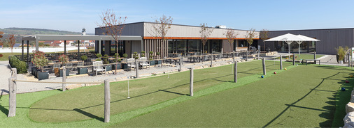  Adventure Park der besonderen Art – neben zahlreichen Outdoor-Angeboten lädt das M3ELF mit gehobener Gastronomie und stilvollem Außenbereich zu Verweilen ein.