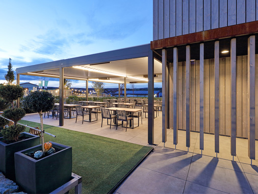  Stimmungsvolles Outdoor-Ambiente – LED Beleuchtung und Heizstrahler sorgen für eine hohe Aufenthaltsqualität und einladende Atmosphäre.