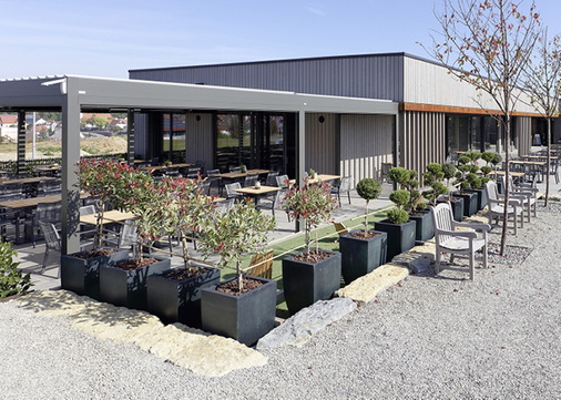  Außenfläche effizient bewirtschaftet – 150 Sitzplätze  schützt das Lamaxa Dachsystem vor Sonne, Wind und Wetter.