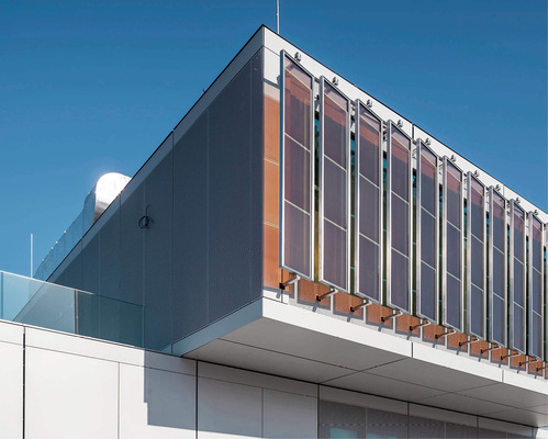  Die Integration von beweglichen Bauelementen in Fassaden bietet zahlreiche ­Vorteile und eröffnet mit Photovoltaikzellen neue gestalterische Horizonte.