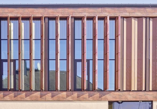  Stahl ist für seine hohe Festigkeit und Flexibilität bekannt, was ihn zu einem idealen Material für bewegliche Bauelemente macht, die großen Belastungen wie z.B:. hier bei 4,7 m Höhe standhalten müssen.