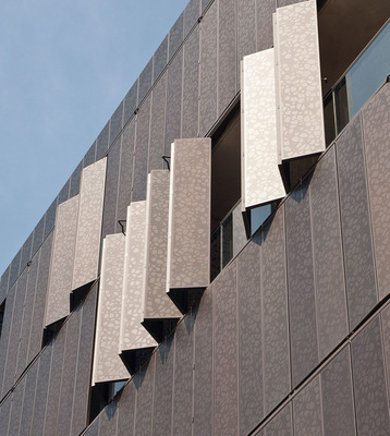  Auch Architekten schätzen und nutzen bewegliche Fassadenelemente, denn diese erweitern den Spielraum bei der Gestaltung der Gebäudehülle deutlich. 