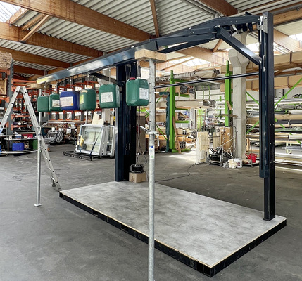  ﻿Umfangreiche Belastungstests wurden entsprechend der DIN EN 1932:2013 durchgeführt, um die entsprechenden Windlastklassen bzw. Einsatzempfehlungen Wind zu ermitteln und die Grundlagen für die Leistungserklärung und CE-Zeichen zu schaffen. Das Fassadenkraftwerk kann danach weit über die Grenzen der Windlastklassen der Normung hin belastet werden.