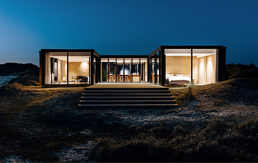  Die filigranen Rahmen, die einen Glasanteil von bis zu 98 % ermöglichen, zeiegn sich vor allem am Abend bei Licht. 