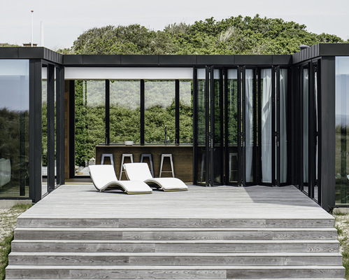  Die Küche als Verbindungsglied zwischen Schlaf- und Wohnbereich kann an ihren beiden Längsseiten auf ­einer Breite von fast 6 m vollständig geöffnet werden.