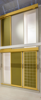  Die Solarmodule der Schiebeläden werden mit Matt- oder Metallicfarben im Siebdruck beschichtet, die die Solarzellenstruktur verschwinden lassen.