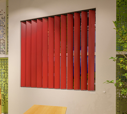  Die vertikal angelegten Lamellen des Sun Twist sind in beide Richtungen um 180 Grad drehbar und folgen ständig dem Sonnenstand.
