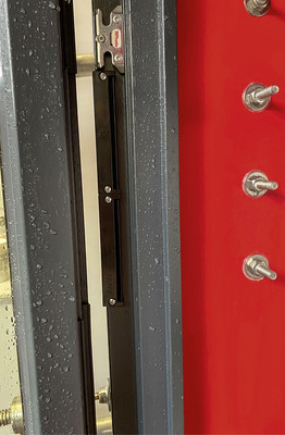  Sonderlösung: An den bereits montierten Fenstern wurde auf einer Länge von etwa 600 mm ein 2 mm ­tiefer Schlitz ausgefräst, dann wurden die Elemente mit den Falzlüfterelementen bestückt.