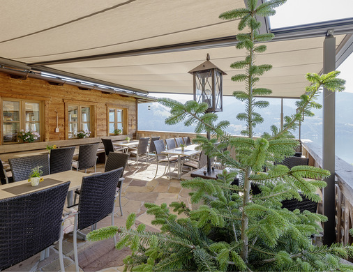  Die Anlage sollte eine Fläche von rund 60 m2 überdachen und farblich zur ­traditionellen Holzbauweise des Gebäudes passen.