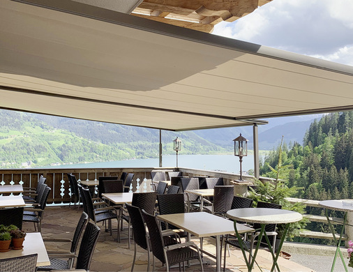  Um die Außenfläche zu beschatten, bot sich eine Kombination aus zwei Pergola-­Anlagen und der Gelenkarmmarkise „markilux 1300“ an.