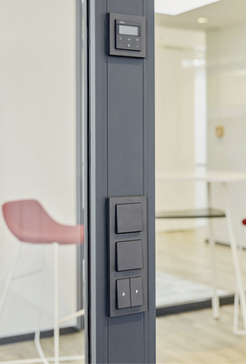  In den Profilen sind die Kabel unsichtbar geführt.