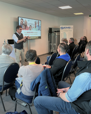  Der von Salamander beauftragte Motivations-Coach Armin Leinen begeisterte mit seinem Vortrag "Rock Dein Handwerk®. Mehr Fenster. Mehr Marge. Mehr Marketing."