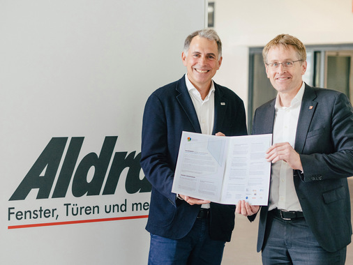  Jan-Peter Albers, geschäftsführender Gesellschafter übergibt „8-Punkte-Papier“ der RTG an den schleswig-holsteinischen Ministerpräsidenten Daniel Günther bei seinem Besuch am 05.06.2024 in Meldorf