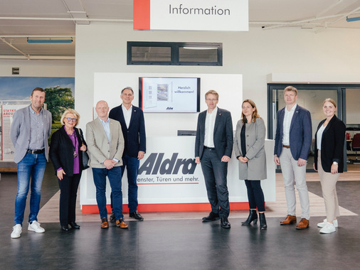  Herzlich wird Ministerpräsident Daniel Günther (5.v.l.) von Aldra, vertreten durch (v.l.) Thomas Boje (2. Betriebsrat), Eva Albers (Gesellschafterin), Jens Friedrichs (1. Betriebsrat), Jan-Peter Albers (geschäftsführender Gesellschafter), Martina Albers-Matthiessen (Gesellschafterin), Hanjo Junkelmann (Geschäftsführer) und Celine Volkens (Personalreferentin) begrüßt.