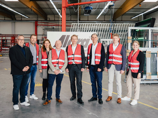  Ein Programmpunkt des Ministerpräsidentenbesuches Daniel Günther (5. V.l.) war die Besichtigung der neuen robotergestützten Fertigungslinie. Gerne zeigte Aldra, vertreten durch (v.l.) Jan Büte (Pro Team), Thomas Boje (2. Betriebsrat), Martina Albers-Matthiessen (Gesellschafterin), Jens Friedrichs (1. Betriebsrat), Jan-Peter Albers (geschäftsführender Gesellschafter), Hanjo Junkelmann (Geschäftsführer) und Celine Volkens (Personalreferentin) die verschiedenen Stationen der Entstehung eines Fensters.