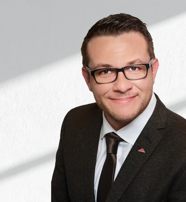  Matthias Nagat, Leiter Vertrieb und Produktmanagement Roto Aluvision, betont: „Die Dreh- und Drehkippbeschläge ‚Roto AL‘ und ‚AL Designo‘ funktionieren uneingeschränkt auch mit der biegsamen Eckumlenkung.“ Unabhängig von Form und Größe eines Fensters sind beliebig viele Verschlusspunkte umlaufend möglich. So kann z. B. ein trapezförmiges Fenster dieselbe Dichtigkeit, denselben hohen Bedienkomfort und ebenso die Widerstandsklasse RC 2 erreichen wie ein normales rechtwinkliges Standardfenster.