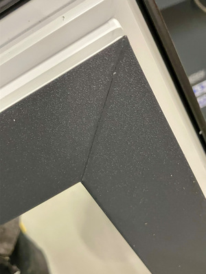  Bei anthrazitfarbenen Profilen führt die Terhalle Tischlerei GmbH fortan die sog. Nullfuge aus. Schon klar, dass die Eckengestaltung massiven Impact auf die ästhetische Wirkung moderner Kunststoffelemente hat.