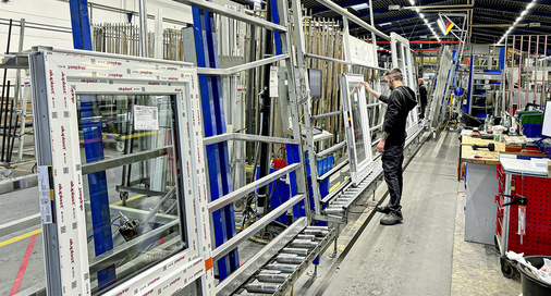 „Hochzeit“ und Endkontrolle bei der Fensterfertigung bei Albohn.