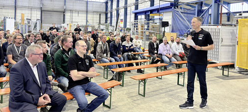 Die Fertigstellung der Anlage wurde Mitte Mai bei einer Einweihung eröffnet, hierzu waren rund 120 Gäste vor Ort, um die Produktion in Sinsheim zu besichtigen. Am Mikrofon: Andreas König, Sprecher der Geschäftsleitung.
