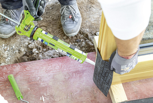 ME501 TwinAktiv VV und dem SP351 Fenstermontage-Kleber werden bei bodentiefen Fenster- und Türelementen bis zum Fußpunkt als Anschlussflansch eingesetzt.