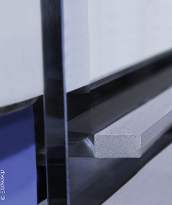 Der komplett graue Randverbund der Isoliergläser soll der Fassade eine Leichtigkeit verleihen. Im unteren Bereich sind die Scheiben auf rund 30 cm siebbedruckt.