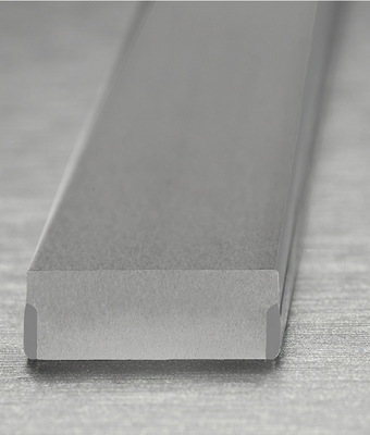 Der flexible Super Spacer wird von der Rolle appliziert