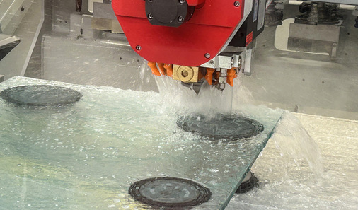 Ein CNC-Bearbeitungs­zentrum von Intermac im Einsatz