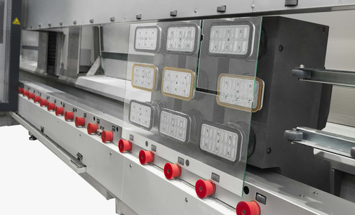 Innovative Glas­halte-Systeme halten die ­Gläser sicher bei der ­Bearbeitung