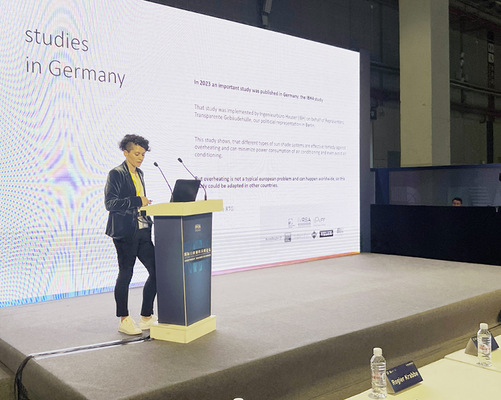 Sandra Musculus hielt einen Vortrag über Klima­anpassungen im Bausektor durch Sonnenschutz.