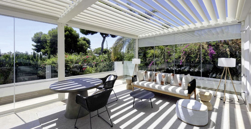 Bei größeren Abmessungen ist es möglich, mehrere Module bis zu einer Gesamt­länge von 20 m nebeneinander anzuordnen, ohne den Mittelpfeiler zu verdoppeln.