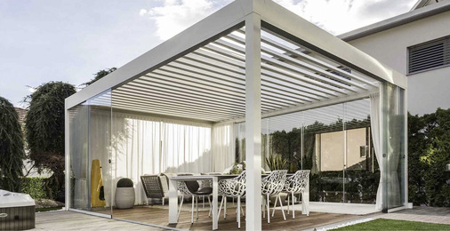 Die Pergola Alba kann über das 450 × 608 cm große Einzelmodul hinaus ohne die ­Verwendung von Zwischenpfeilern bis auf 600 × 608 cm vergrößert werden.