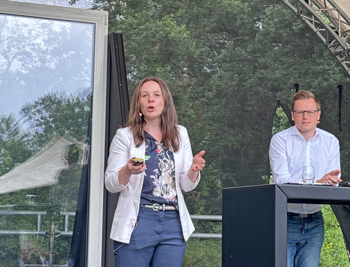 Auf der Bühne Valerie Markus vom Recyclingunternehmen Dekura und Peter Kotzur von Rehau