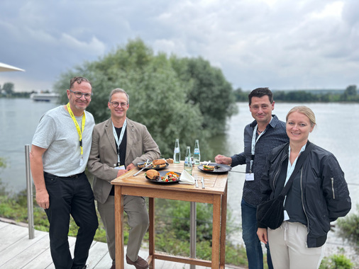 Bernd Schlümer begrüßt die Gäste auf der Rhein-Insel Nonnenau