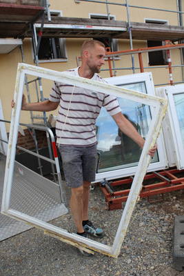 PVC-Altfenster auf dem Weg zum Sammelcontainer