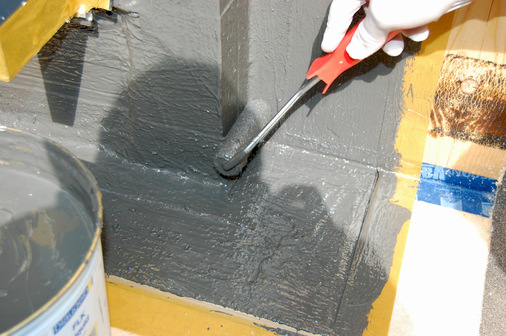 Die um 15 cm hochgezogene Folie mit Vliesrücken wird mit dem Flüssigkunststoff durchtränkt. Beginnend an den Ecken wird nach dem Einbringen der FLK Liquid-Vorlage die Folie mit dem Pinsel bestrichen. Anschließend erfolgt die Deckschicht, bei der die Vorlage satt zu überarbeiten ist.