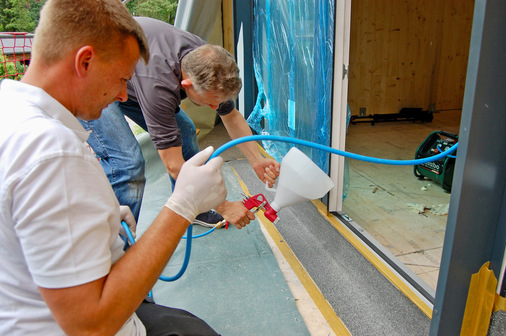 Hier sehen wir Anwendungstechniker Norddeutschland Christian Micheel (li.) und WinTester Marc Schütt beim Sandstrahlen der Oberfläche.