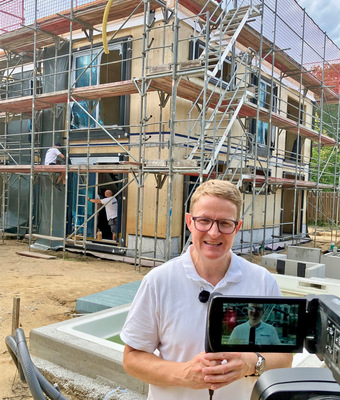 Robert Leinert, Leiter des Produktmanagements der Meesenburg Gruppe, war sichtlich zufrieden mit dem Fazit. Zusätzlich zur sehr guten Gesamtbewertung gab Marc Schütt noch einen wertvollen Hinweis, wie sich die zur Ausbringung des Dichtstoffs auf den Triotherm+ Profilen entwickelte Düse noch verbessern ließe.