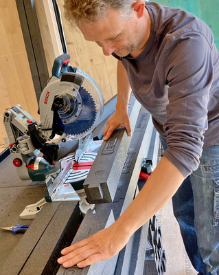 Die Schwalbenschwanz-Verbindungen vereinfachen es, die richtige Profillänge des Vorwandmontage-Systems für das jeweilige, zum Einbau vorgesehene Element zu konfektionieren.